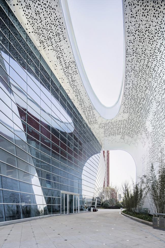 BIM建筑|宛若晶莹剔透的灯笼花瓣包裹花蕊：重庆房地产职业学院藏书楼 / 湃昂国际建筑设计参谋