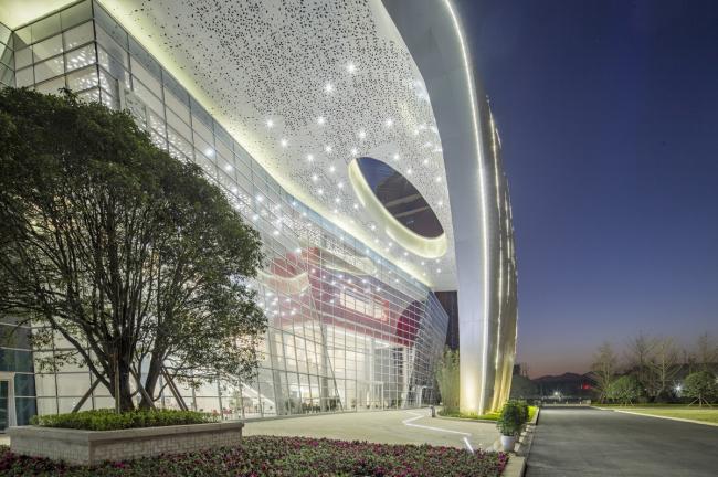 BIM建筑|宛若晶莹剔透的灯笼花瓣包裹花蕊：重庆房地产职业学院藏书楼 / 湃昂国际建筑设计参谋