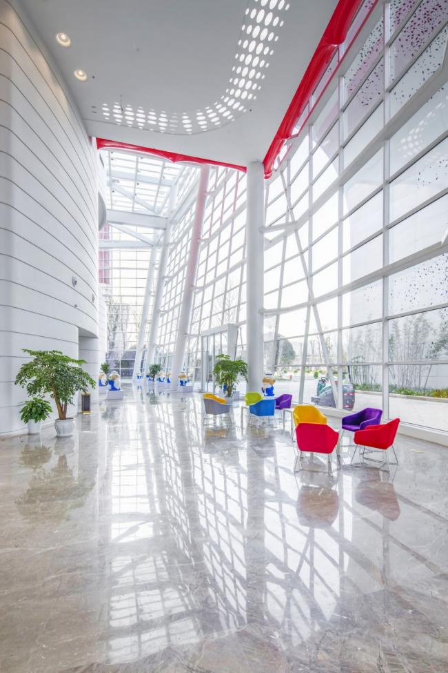 BIM建筑|宛若晶莹剔透的灯笼花瓣包裹花蕊：重庆房地产职业学院藏书楼 / 湃昂国际建筑设计参谋