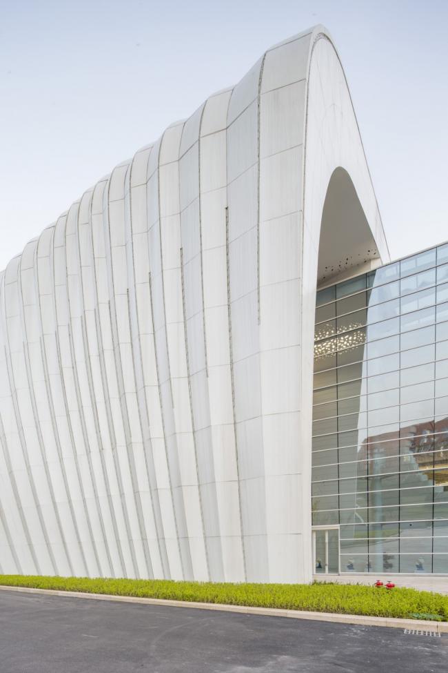 BIM建筑|宛若晶莹剔透的灯笼花瓣包裹花蕊：重庆房地产职业学院藏书楼 / 湃昂国际建筑设计参谋