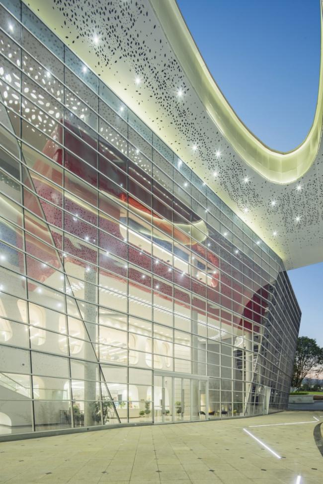 BIM建筑|宛若晶莹剔透的灯笼花瓣包裹花蕊：重庆房地产职业学院藏书楼 / 湃昂国际建筑设计参谋