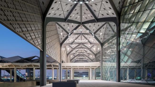 BIM建筑|雄伟钢柱支持树状构造：哈拉曼高铁站 / 福斯特合股人建筑事务所