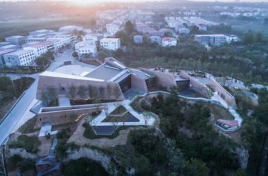 BIM建筑|黄地盘上错落睁开的“折扇”：郑州建业足球小镇旅客中间 / 水石设计-BIM建筑网