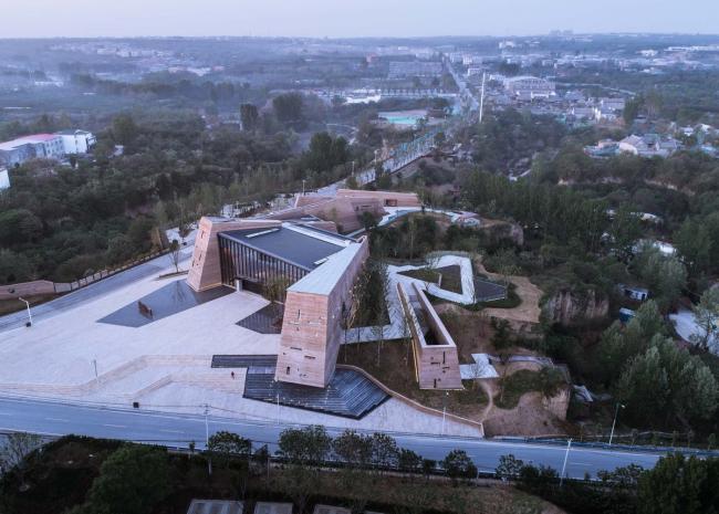 BIM建筑|黄地盘上错落睁开的“折扇”：郑州建业足球小镇旅客中间 / 水石设计