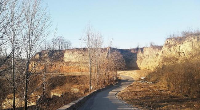 BIM建筑|黄地盘上错落睁开的“折扇”：郑州建业足球小镇旅客中间 / 水石设计