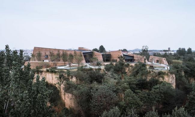 BIM建筑|黄地盘上错落睁开的“折扇”：郑州建业足球小镇旅客中间 / 水石设计