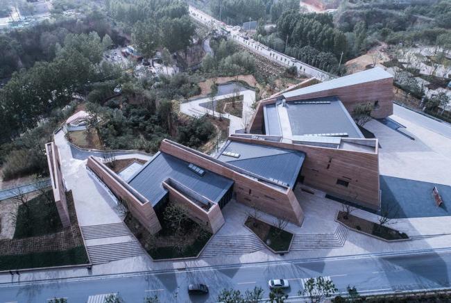 BIM建筑|黄地盘上错落睁开的“折扇”：郑州建业足球小镇旅客中间 / 水石设计