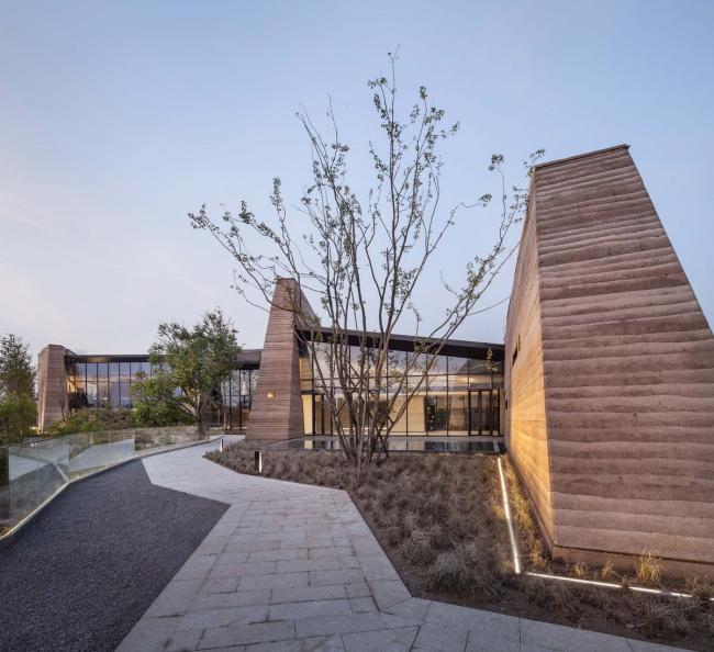 BIM建筑|黄地盘上错落睁开的“折扇”：郑州建业足球小镇旅客中间 / 水石设计