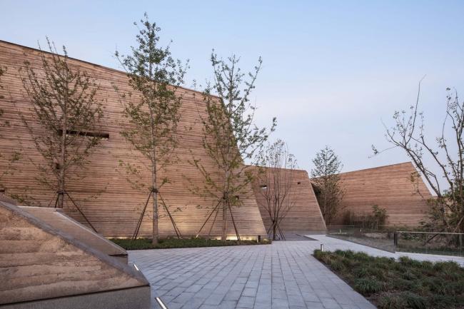 BIM建筑|黄地盘上错落睁开的“折扇”：郑州建业足球小镇旅客中间 / 水石设计