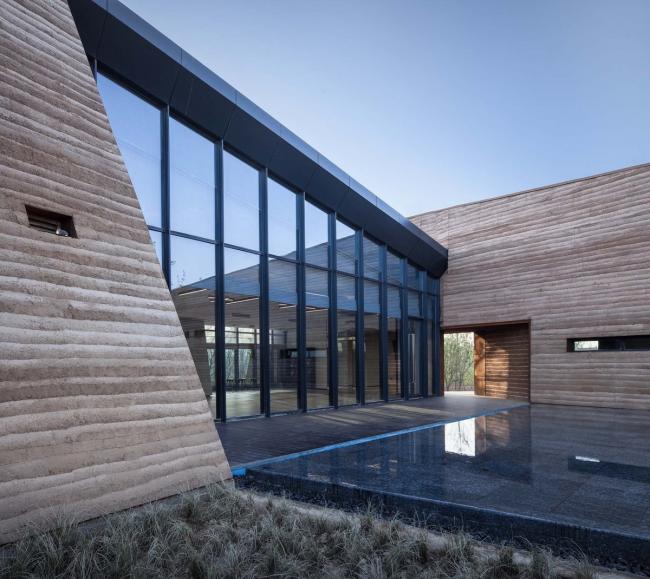 BIM建筑|黄地盘上错落睁开的“折扇”：郑州建业足球小镇旅客中间 / 水石设计