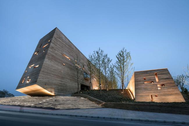 BIM建筑|黄地盘上错落睁开的“折扇”：郑州建业足球小镇旅客中间 / 水石设计