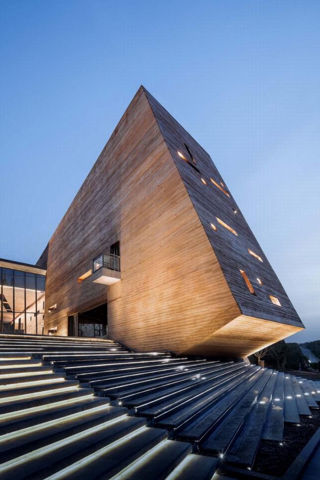 BIM建筑|黄地盘上错落睁开的“折扇”：郑州建业足球小镇旅客中间 / 水石设计