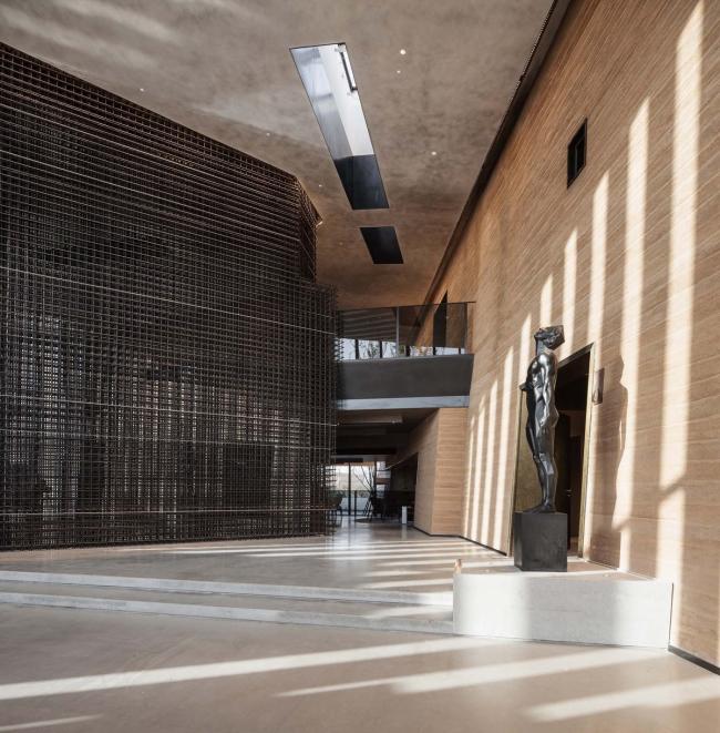 BIM建筑|黄地盘上错落睁开的“折扇”：郑州建业足球小镇旅客中间 / 水石设计