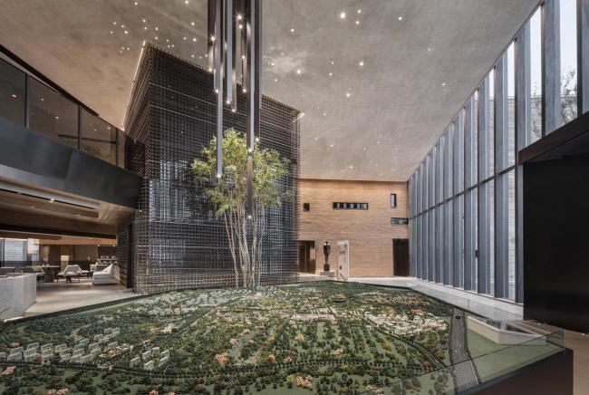 BIM建筑|黄地盘上错落睁开的“折扇”：郑州建业足球小镇旅客中间 / 水石设计