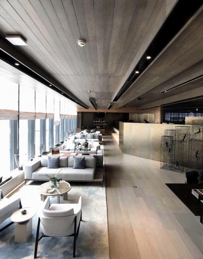 BIM建筑|黄地盘上错落睁开的“折扇”：郑州建业足球小镇旅客中间 / 水石设计