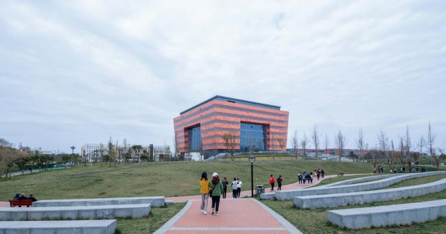 BIM建筑|沃野平原上的一盏“年夜红灯笼”：成都年夜学新藏书楼 / 中国建筑西南设计研讨院