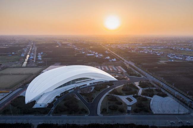 BIM建筑|天高海阔，如同年夜海上翻腾的白色巨浪：如东体育中间 / 同济年夜学建筑设计研讨院