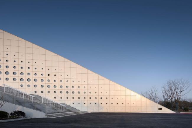 BIM建筑|天高海阔，如同年夜海上翻腾的白色巨浪：如东体育中间 / 同济年夜学建筑设计研讨院