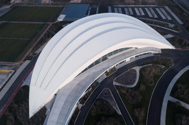 BIM建筑|天高海阔，如同年夜海上翻腾的白色巨浪：如东体育中间 / 同济年夜学建筑设计研讨院