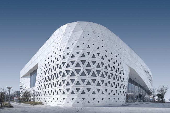 BIM建筑|天高海阔，如同年夜海上翻腾的白色巨浪：如东体育中间 / 同济年夜学建筑设计研讨院