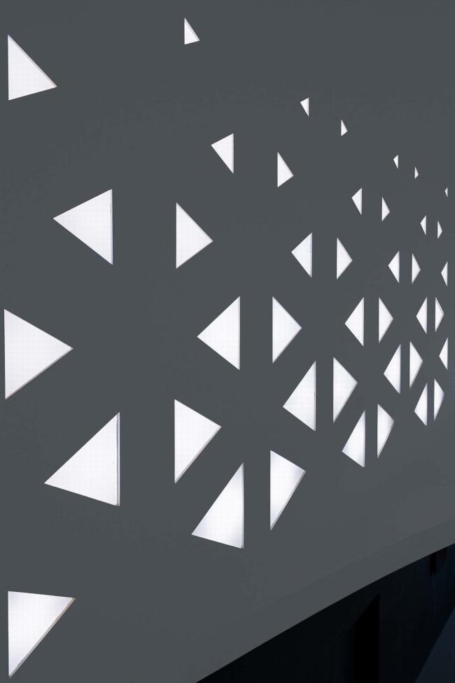 BIM建筑|天高海阔，如同年夜海上翻腾的白色巨浪：如东体育中间 / 同济年夜学建筑设计研讨院