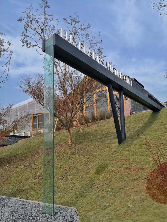 BIM建筑|麓湖水城上的风帆： 旅客中间 / HC+2 Studio