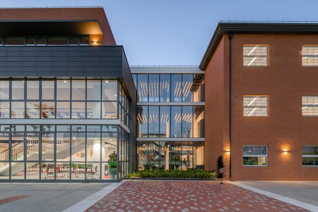 BIM建筑|循典而新，天然悦动——英国莱克顿国际黉舍上海分校 / Eva Architects