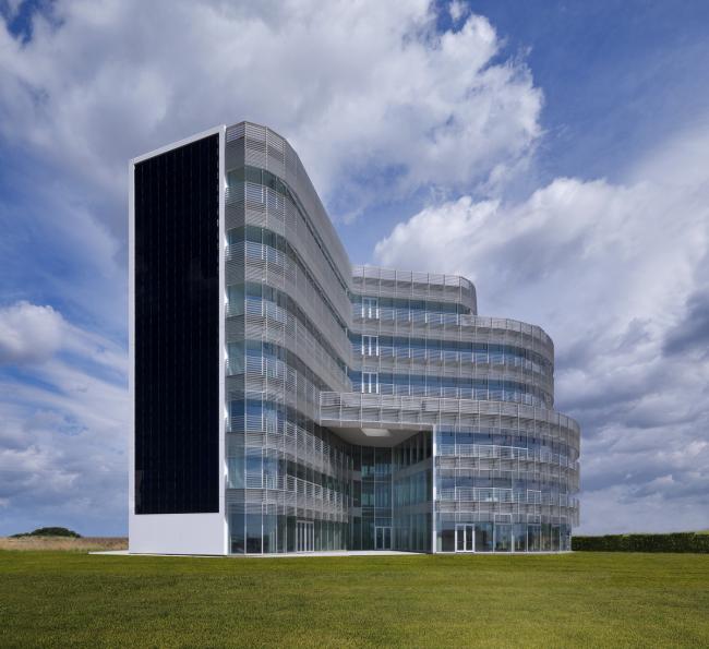 BIM建筑|蓝白日幕下的宏大雕塑：意年夜利Forti Holding Spa 总部与办公楼 / ATIproject