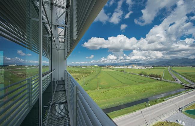 BIM建筑|蓝白日幕下的宏大雕塑：意年夜利Forti Holding Spa 总部与办公楼 / ATIproject