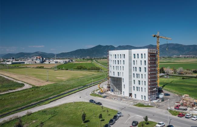 BIM建筑|蓝白日幕下的宏大雕塑：意年夜利Forti Holding Spa 总部与办公楼 / ATIproject