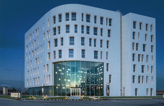 BIM建筑|蓝白日幕下的宏大雕塑：意年夜利Forti Holding Spa 总部与办公楼 / ATIproject