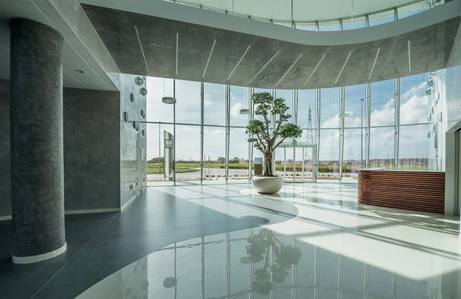 BIM建筑|蓝白日幕下的宏大雕塑：意年夜利Forti Holding Spa 总部与办公楼 / ATIproject