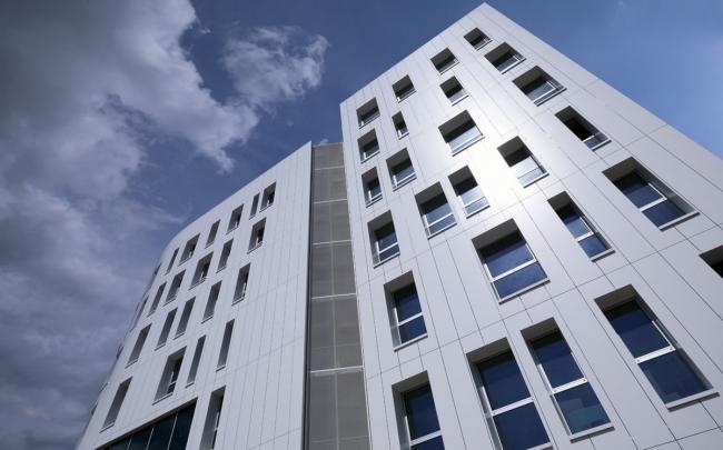 BIM建筑|蓝白日幕下的宏大雕塑：意年夜利Forti Holding Spa 总部与办公楼 / ATIproject