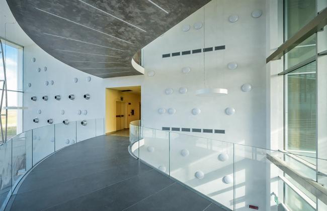 BIM建筑|蓝白日幕下的宏大雕塑：意年夜利Forti Holding Spa 总部与办公楼 / ATIproject