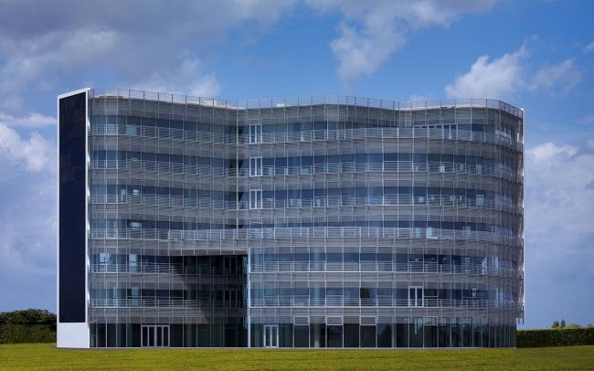 BIM建筑|蓝白日幕下的宏大雕塑：意年夜利Forti Holding Spa 总部与办公楼 / ATIproject