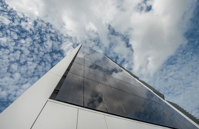 BIM建筑|蓝白日幕下的宏大雕塑：意年夜利Forti Holding Spa 总部与办公楼 / ATIproject