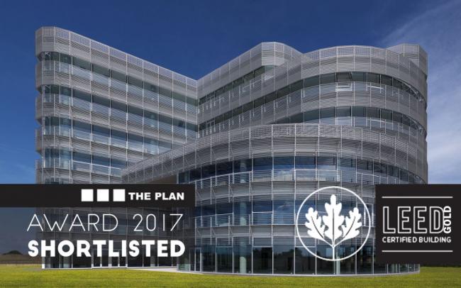 BIM建筑|蓝白日幕下的宏大雕塑：意年夜利Forti Holding Spa 总部与办公楼 / ATIproject