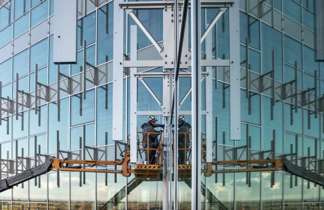 BIM建筑|蓝白日幕下的宏大雕塑：意年夜利Forti Holding Spa 总部与办公楼 / ATIproject