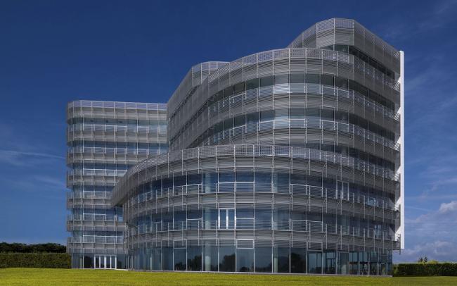 BIM建筑|蓝白日幕下的宏大雕塑：意年夜利Forti Holding Spa 总部与办公楼 / ATIproject