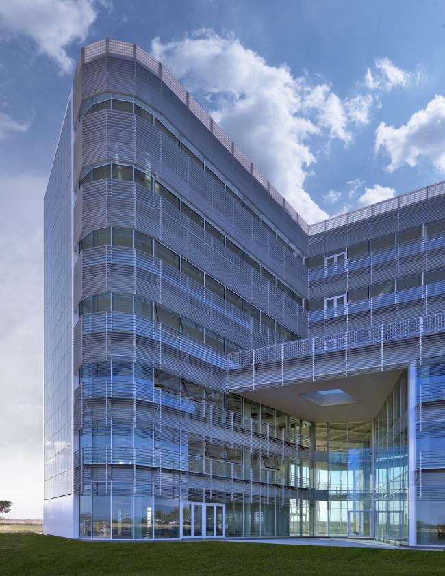 BIM建筑|蓝白日幕下的宏大雕塑：意年夜利Forti Holding Spa 总部与办公楼 / ATIproject