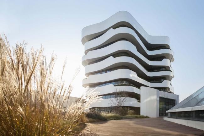 BIM建筑|宛若柔柔翻腾的海浪：天筠产业办公组团 / 第一实践建筑设计