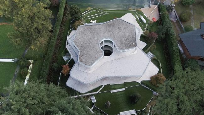 BIM建筑|湖边绽开的白色花瓣：意年夜利滨湖度假屋 / Design Haus Liberty