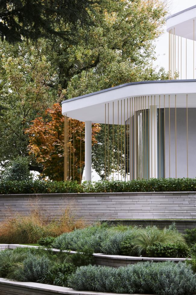 BIM建筑|湖边绽开的白色花瓣：意年夜利滨湖度假屋 / Design Haus Liberty