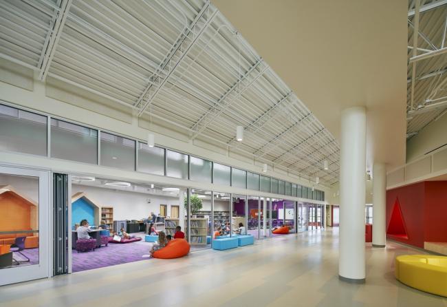 BIM建筑|开放互动，融进几何元素：罗克福德公立小学 / CannonDesign