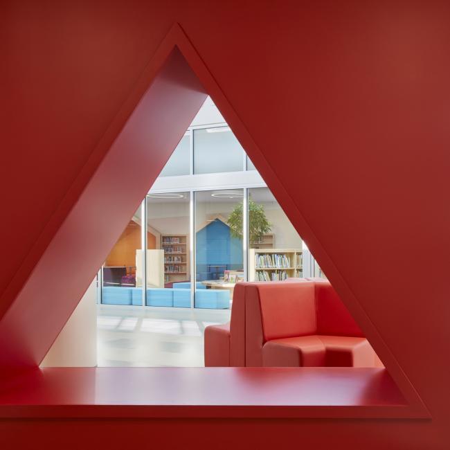 BIM建筑|开放互动，融进几何元素：罗克福德公立小学 / CannonDesign