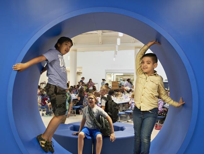 BIM建筑|开放互动，融进几何元素：罗克福德公立小学 / CannonDesign