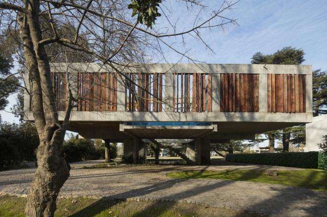 BIM建筑|与年夜树枝桠握手，混凝土打造的朴实之家 / Estudio Botteri-Connell