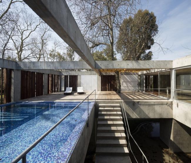 BIM建筑|与年夜树枝桠握手，混凝土打造的朴实之家 / Estudio Botteri-Connell