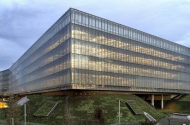 BIM建筑|轻轻“躺”在山丘上的玻璃盒子：加兰蒂银行科技园区 / ERA Architects-BIM建筑网