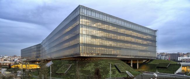 BIM建筑|轻轻“躺”在山丘上的玻璃盒子：加兰蒂银行科技园区 / ERA Architects